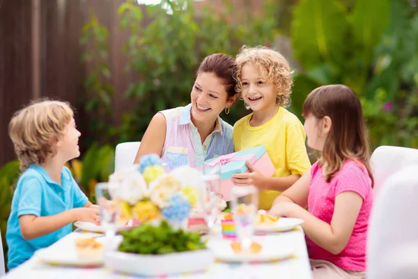 Famille Manger Extérieur Jardin Été Printemps Amusant Barbecue Dans Cour — Photo