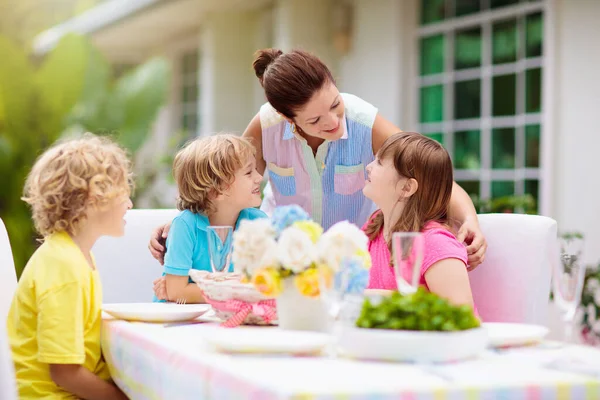 Aile Dışarıda Yemek Yiyor Bahçe Yazı Bahar Eğlencesi Güneşli Arka — Stok fotoğraf