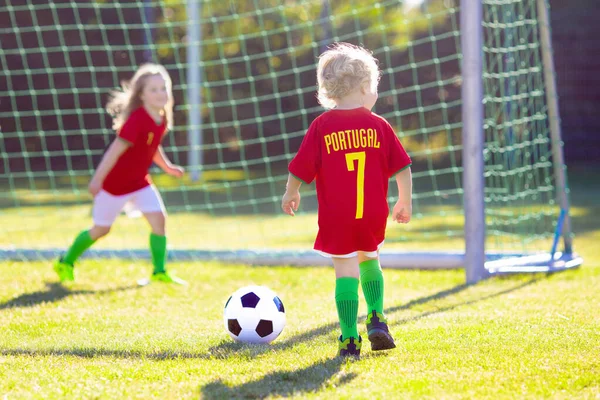 Kinder Spielen Fußball Auf Dem Außenplatz Portugal Fans Kinder Schießen — Stockfoto