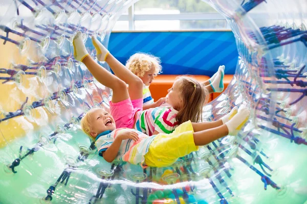 Ребенок Роликовом Колесе Прыгает Красочном Батуте Дети Прыгают Надувной Надувной — стоковое фото