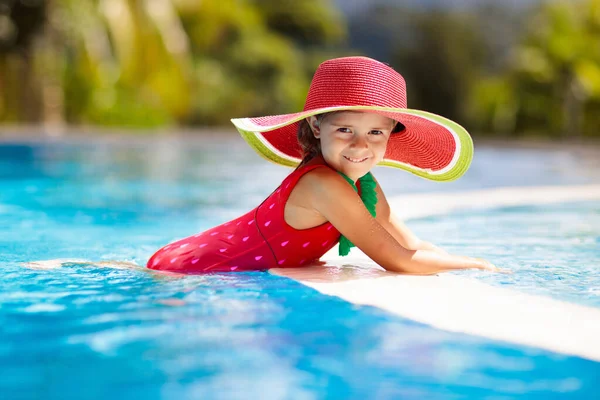 Niño Piscina Vacaciones Tropicales Para Familia Con Niños Niña Con —  Fotos de Stock