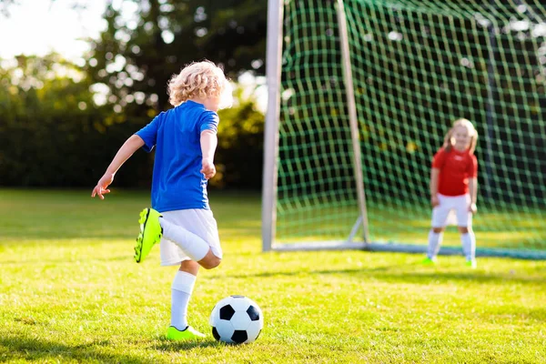 Bambini Giocano Calcio Sul Campo All Aperto Bambini Segnano Gol — Foto Stock