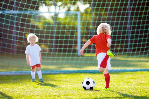 Kinder Spielen Fußball Auf Dem Außenplatz Kinder Schießen Beim Fußballspiel — Stockfoto