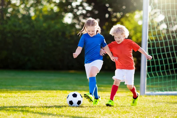 Kinder Spielen Fußball Auf Dem Außenplatz Kinder Schießen Beim Fußballspiel — Stockfoto
