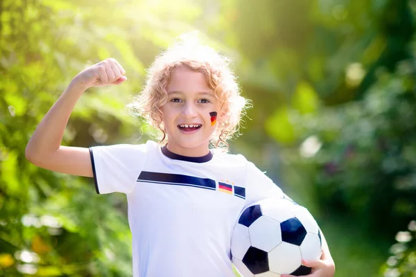 Kinder Spielen Fußball Auf Dem Außenplatz Fans Der Deutschen Mannschaft — Stockfoto