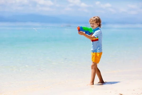 Criança Brincando Com Arma Água Brinquedo Férias Diversão Praia Crianças — Fotografia de Stock