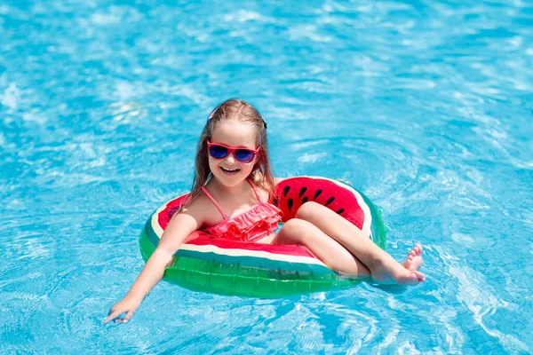 Barn Med Vattenmelon Uppblåsbar Ring Poolen Liten Flicka Lär Sig — Stockfoto