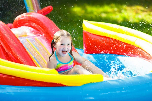 Çocuk Şişme Bebek Havuzunda Oynuyor Çocuklar Renkli Bahçe Oyun Merkezinde — Stok fotoğraf