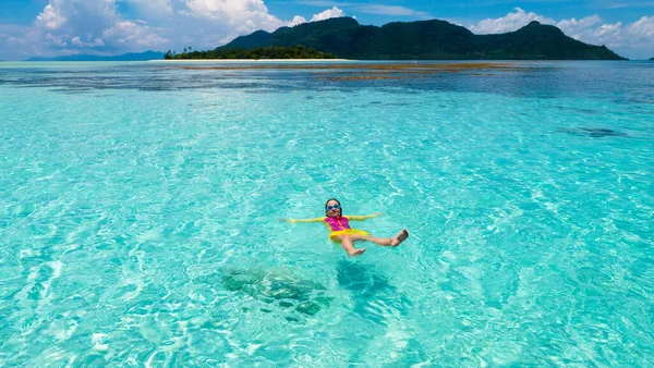 子供のシュノーケリング ビーチの楽しみ エキゾチックな島の家族の夏休みに熱帯の海でシュノーケリングをする子供たち マスクとフィン付きの子供 家族旅行 子供はダイビングを学ぶ ダイビング休暇 — ストック写真