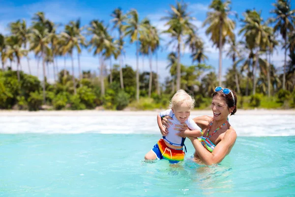 Madre Bebé Playa Tropical Con Palmeras Coco Mamá Niño Nadando —  Fotos de Stock