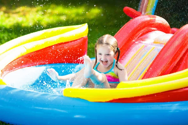 Dítě Hraje Nafukovacím Dětském Bazénu Děti Plavou Kloužou Cákají Pestrobarevném — Stock fotografie