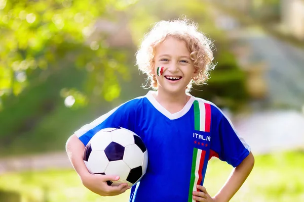 Fußballfan Aus Italien Italienische Kinder Spielen Fußball Auf Dem Außenplatz — Stockfoto