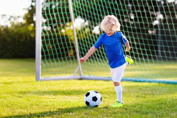 Bambini Giocano Calcio Sul Campo All Aperto Bambini Segnano Gol — Foto Stock