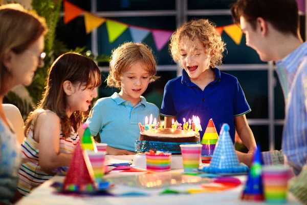 Fiesta Cumpleaños Niños Niño Soplando Velas Torta Regalos Apertura Celebración —  Fotos de Stock