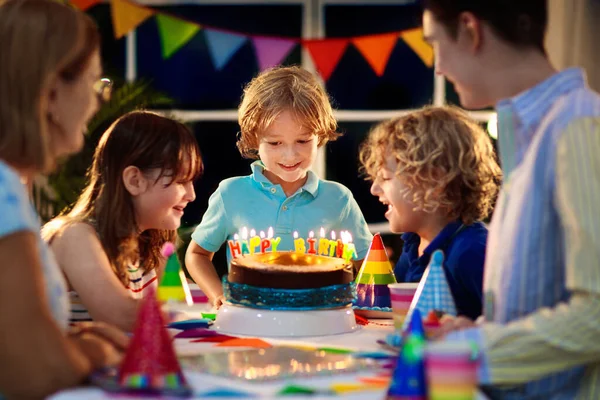 Festa Compleanno Bambini Bambino Che Soffia Candele Sulla Torta Apre — Foto Stock