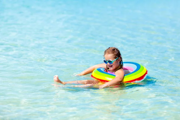 Güzel Plajda Şişme Yüzüğü Olan Bir Çocuk Küçük Kız Egzotik — Stok fotoğraf