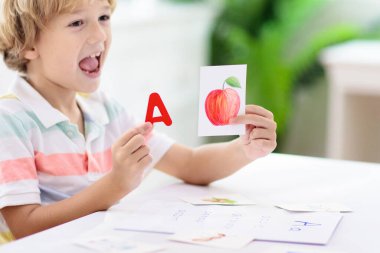 Çocuklar okumayı öğrenir. Anaokulu ve anaokulu çocukları için renkli abc fonik bilgi kartları. Küçük bir çocuk için uzaktan eğitim ve evde eğitim. Çocuk sesleri ve mektuplar. İngilizce dersi.