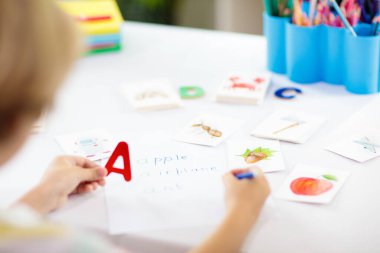 Çocuklar okumayı öğrenir. Anaokulu ve anaokulu çocukları için renkli abc fonik bilgi kartları. Küçük bir çocuk için uzaktan eğitim ve evde eğitim. Çocuk sesleri ve mektuplar. İngilizce dersi.