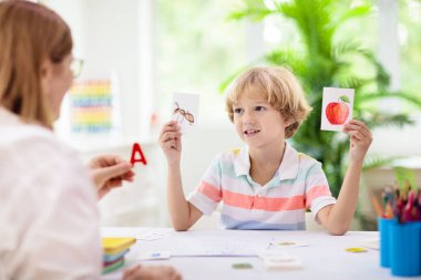 Çocuklar okumayı öğrenir. Anaokulu ve anaokulu çocukları için renkli abc fonik bilgi kartları. Küçük bir çocuk için uzaktan eğitim ve evde eğitim. Çocuk sesleri ve mektuplar. İngilizce dersi.