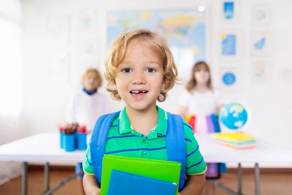 学校の子供たち クラスの未就学児 幸せな子供たちは学校に戻る 教室で学生 子供は読み書きを学ぶ 楽しい学習だ 幼い子供のための教育 男の子と女の子の研究 — ストック写真