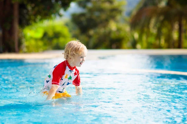 Niño Jugando Piscina Vacaciones Verano Con Niños Niño Saltando Agua —  Fotos de Stock