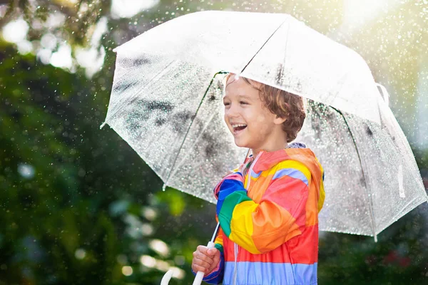 Criança Brincando Chuva Outono Miúdo Com Guarda Chuva Menino Correndo — Fotografia de Stock