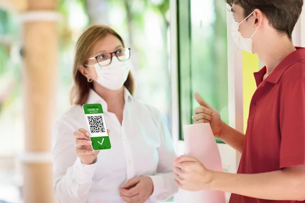 Digitaler Impfpass Covid Auf Dem Handy Coronavirus Geimpfte Scannen Code — Stockfoto