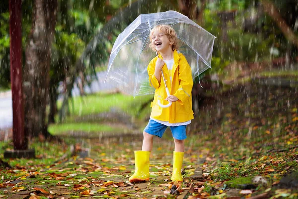 Criança Brincando Chuva Outono Miúdo Com Guarda Chuva Menino Correndo — Fotografia de Stock