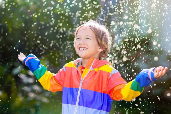 Dítě Hraje Podzimním Dešti Kluk Deštníkem Malý Chlapec Běží Parku — Stock fotografie