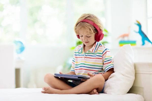 有平板电脑的孩子孩子们在网上学习在家学习和学习的电子设备 带着手提电脑的小男孩 为儿童提供小工具和屏幕时间 孩子在家里 偏远学校 — 图库照片