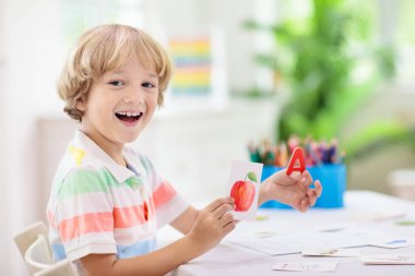 Çocuklar okumayı öğrenir. Anaokulu ve anaokulu çocukları için renkli abc fonik bilgi kartları. Küçük bir çocuk için uzaktan eğitim ve evde eğitim. Çocuk sesleri ve mektuplar. İngilizce dersi.