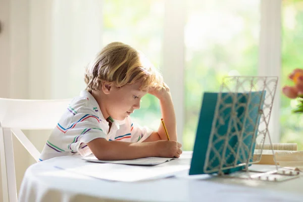 Çocuk Evde Ödevini Yapıyor Çevrimiçi Uzaktan Öğrenme Bilgisayarlı Okul Çocukları — Stok fotoğraf