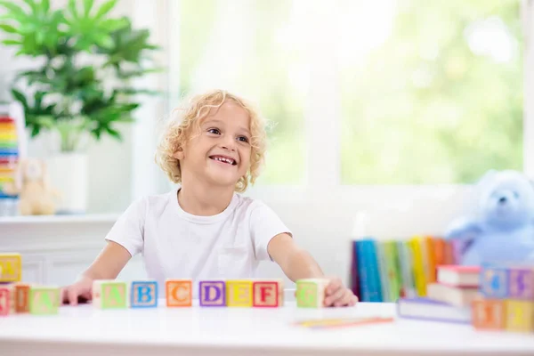 Barn Lär Sig Bokstäver Och Siffror Ung Med Färgglada Trä — Stockfoto