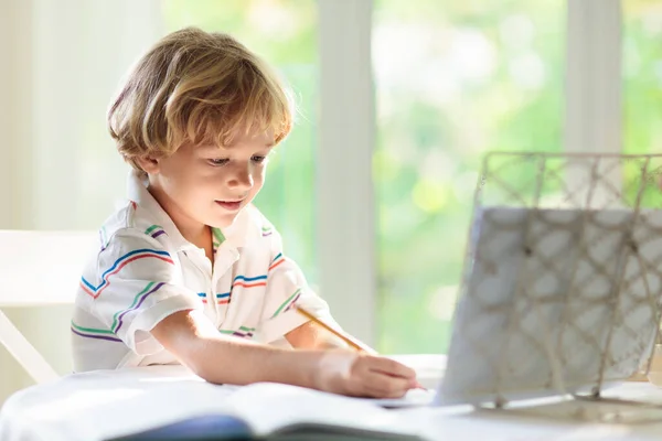 Niño Estudiando Desde Casa Haciendo Deberes Aprendizaje Remoto Línea Niños —  Fotos de Stock