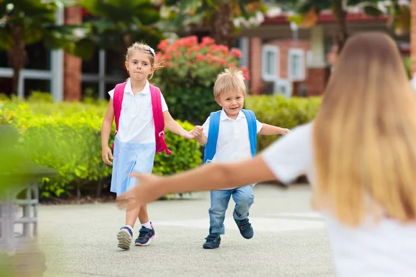 Mère Enfants Après École Jeune Maman Allant Chercher Des Enfants — Photo