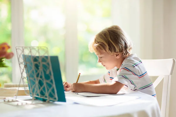 Niño Estudiando Desde Casa Haciendo Deberes Aprendizaje Remoto Línea Niños — Foto de Stock