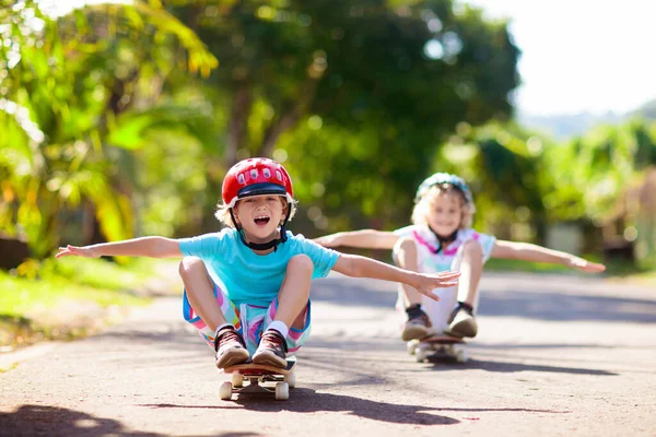 Niño Con Monopatín Patineta Infantil Deporte Saludable Actividad Aire Libre — Foto de Stock