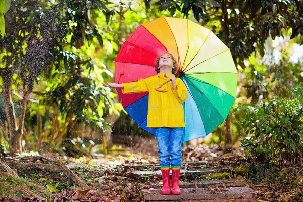 Dítě Hraje Podzimním Dešti Kluk Deštníkem Malý Chlapec Běží Parku — Stock fotografie