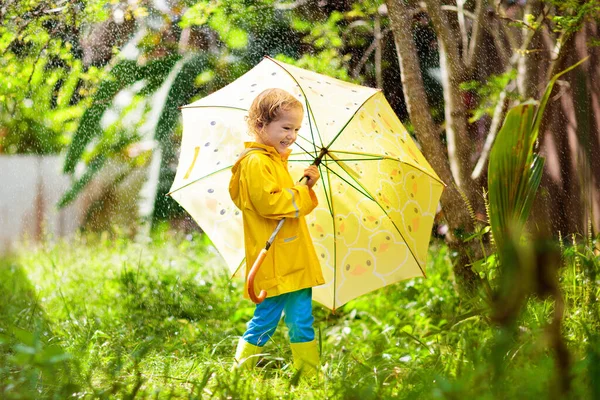 Gyermek Játszik Esőben Napsütéses Őszi Napon Srác Nagy Zuhany Alatt — Stock Fotó