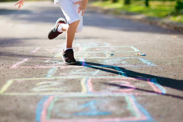 Kinderen Spelen Hopscotch Het Zomerpark Gezond Actief Buitenspel Kinderen Spelen — Stockfoto