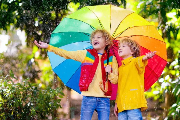 Sonbahar Yağmurunda Oynayan Çocuk Şemsiyeli Çocuk Sonbahar Sezonunda Parkta Koşan — Stok fotoğraf