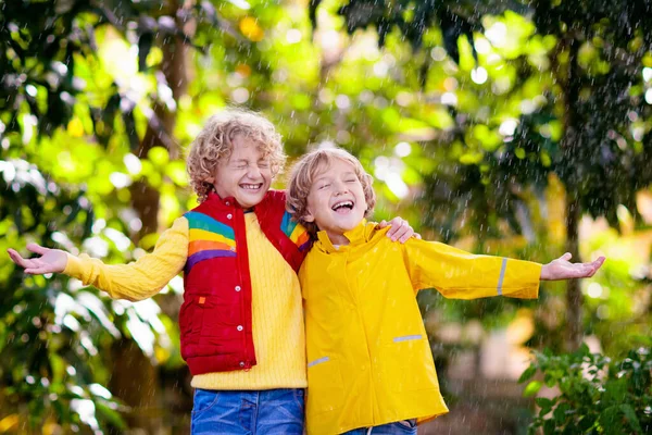Gyerek Őszi Esőben Játszik Egy Gyerek Esernyővel Egy Kisfiú Fut — Stock Fotó