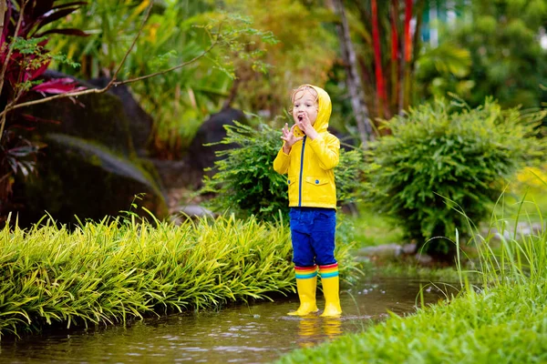 Ten Kluk Hrál Dešti Podzimním Parku Dítě Skákající Kaluži Deštivém — Stock fotografie