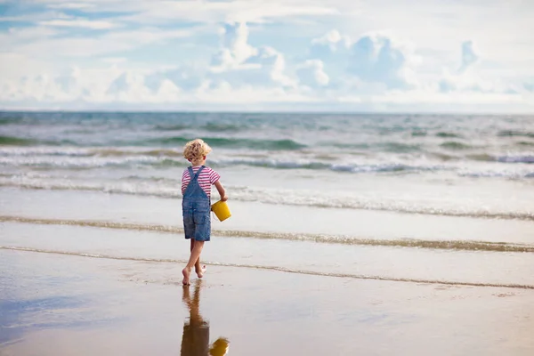 Bambino Che Gioca Sulla Spiaggia Tropicale Ragazzino Con Secchio Vanga — Foto Stock