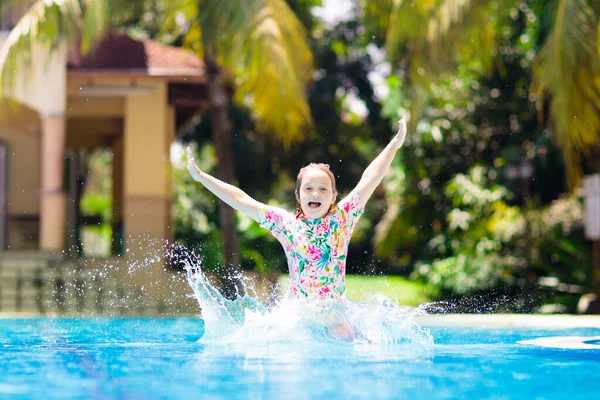 Dítě Hraje Bazénu Letní Dovolená Dětmi Dívka Skákající Vody Během — Stock fotografie