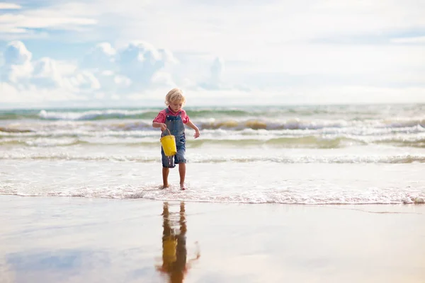 Дитина Грає Тропічному Пляжі Маленький Хлопчик Відром Лопатою Морському Березі — стокове фото