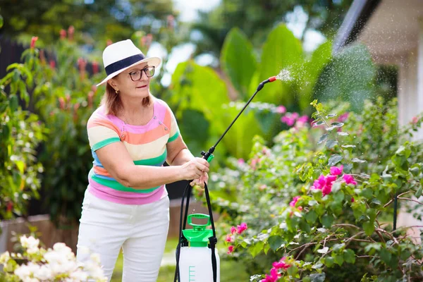 Senior Woman Gardening Retired Lady Sun Hat High Pressure Sprayer — Foto de Stock