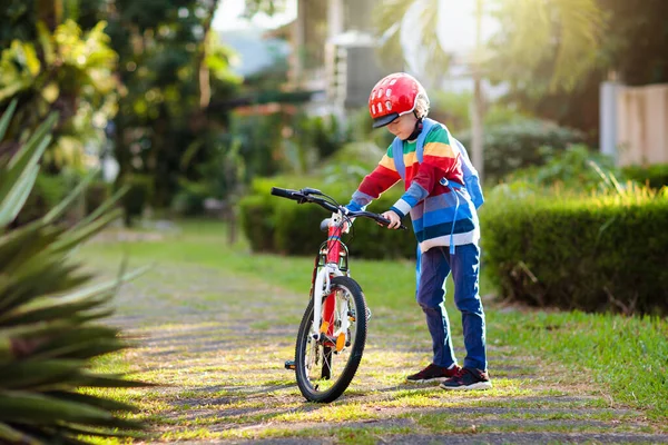 Niño Yendo Escuela Bicicleta Los Niños Andan Bicicleta Una Manera —  Fotos de Stock