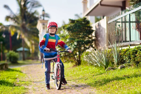 Niño Yendo Escuela Bicicleta Los Niños Andan Bicicleta Una Manera —  Fotos de Stock