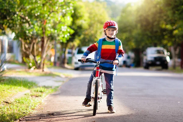 Niño Yendo Escuela Bicicleta Los Niños Andan Bicicleta Una Manera —  Fotos de Stock
